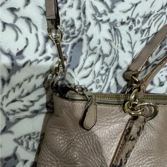 Vintage Coach rose gold pink leather purse / crossbody - Picture 4 of 13